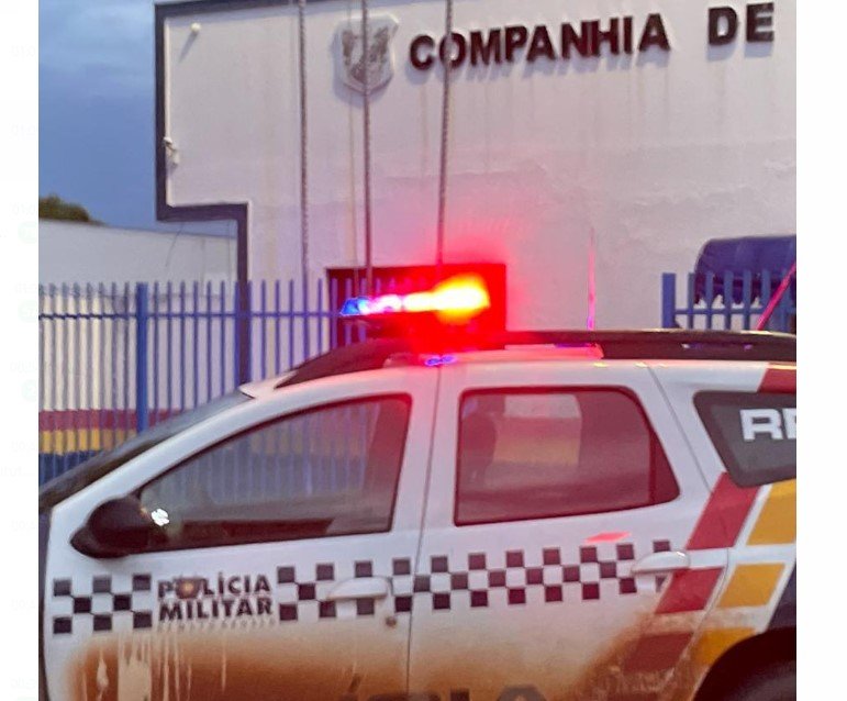 Homem só de cuecas em Colíder e perturbando as pessoas leva corretivo de mulher, e acaba preso.