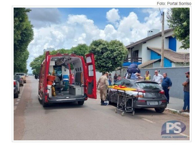 Carro atinge motociclista que vai parar no teto do veiculo