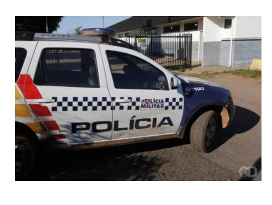 Manco de uma perna, homem ameaça familiares e chuta viatura
