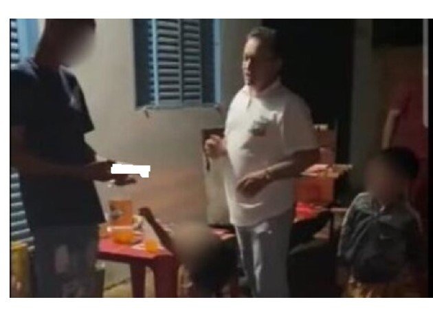 Prefeito de Nova Ubiratã presenteia jovem com pênis de borracha