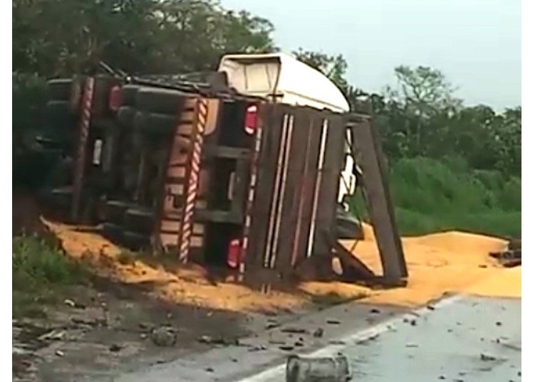 Duas pessoas morrem em batida entre carro e carreta na BR-163