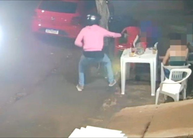 Um é morto e outro é baleado em distribuidora de bebidas