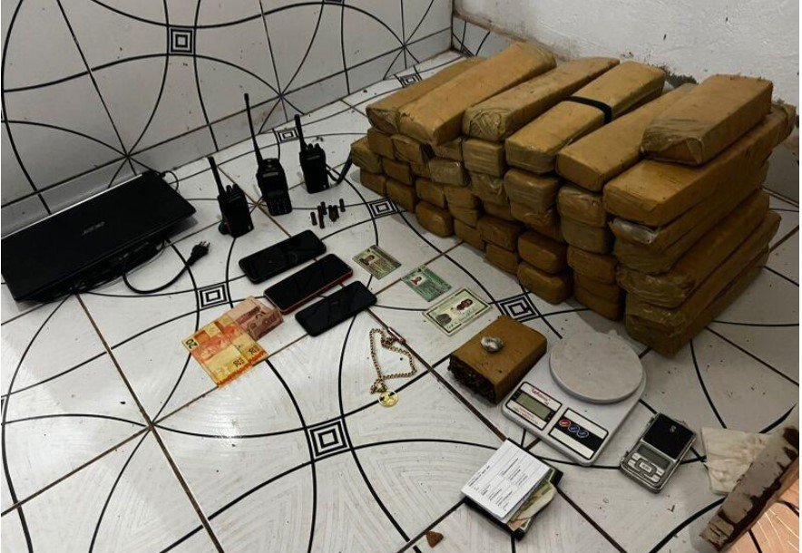 PM apreende geladeira recheada de maconha na capital do estado.