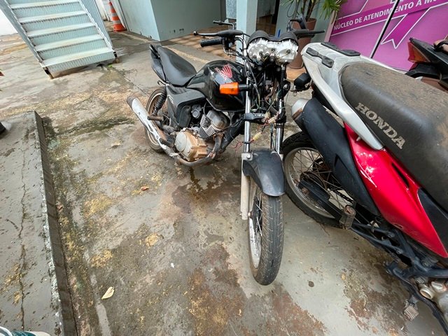 Policia recupera moto furtada em frente Havanna’s de Colíder. (Fotos)