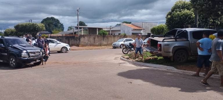 Acidente entre duas caminhonetes em Colíder deixa condutora ferida e causando estragos em residência. (Fotos)
