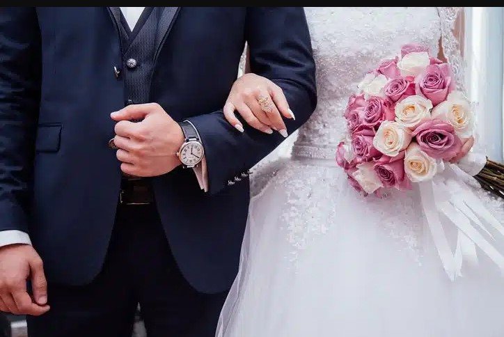 Mãe descobre que a futura noiva de seu filho é sua filha há muito perdida no dia do casamento