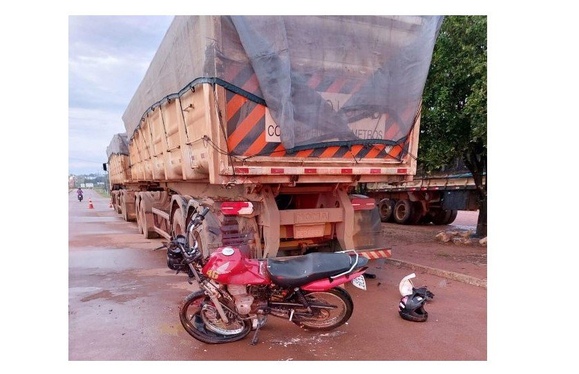 Dois jovens morrem ao bater na traseira de carreta