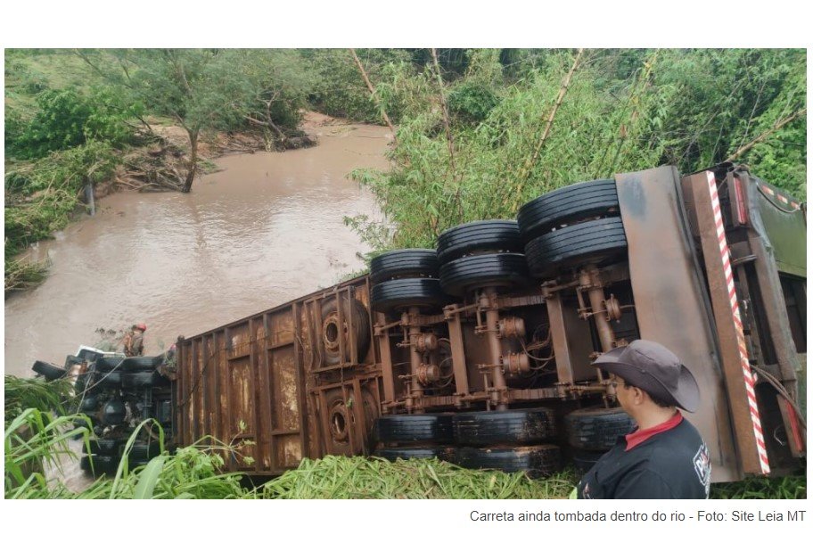 Carreta carregada de bovinos cai em rio e motorista morre preso na cabine no interior de MT
