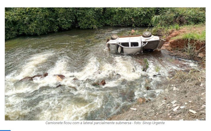 Camionete capota, cai em córrego na BR-163 em Sinop e três pessoas ficam feridas. (Fotos)