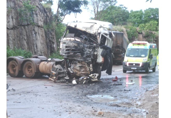 Motorista morre após tombar carreta na Serra de São Vicente