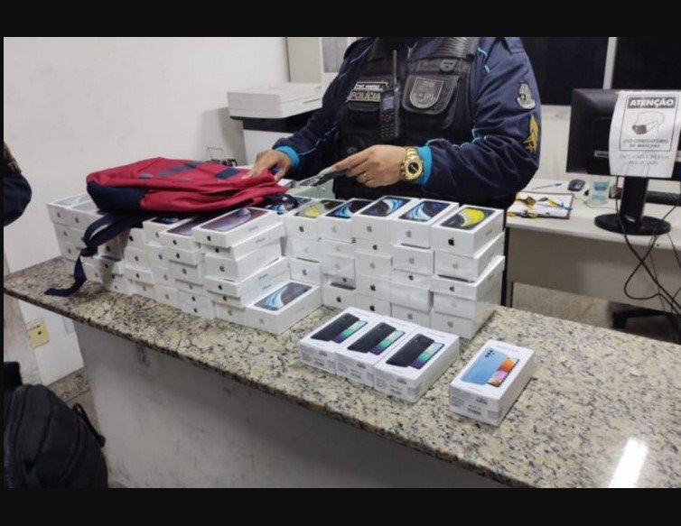 Polícia prende funcionária de loja que passou senha de segurança para comparsa e ex-colaborador furtarem 20 celulares
