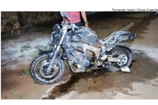 Ainda em movimento, moto pega fogo e fica destruída em MT