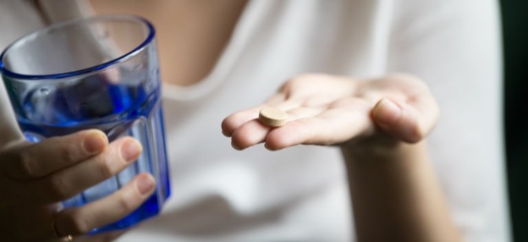 Mistura de álcool com remédios pode custar caro à saúde; confira os riscos