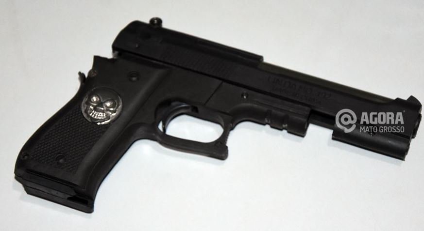 Vítima reage a assalto, quebra simulacro de arma de fogo e consegue deter bandido