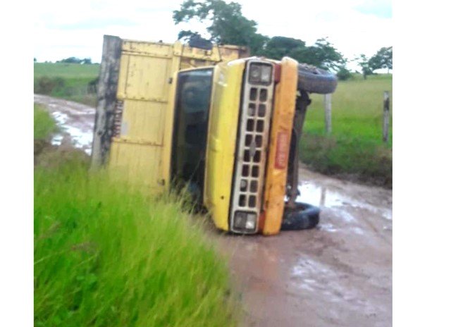 Péssimas condições das estradas vicinais de Colíder fez freteiro tombar caminhoneta.