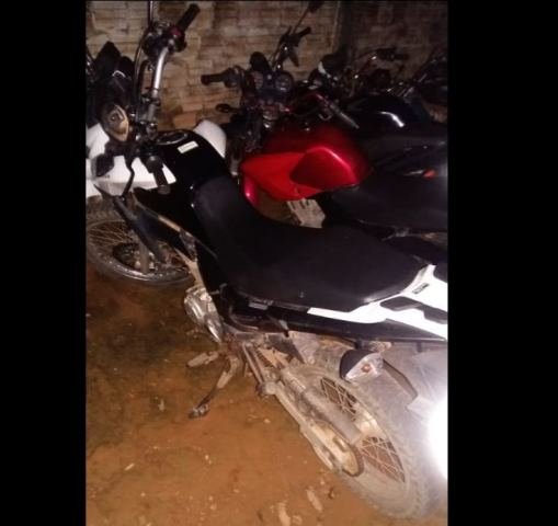 Mulher sofre acidente de moto com carro no centro de Colíder.