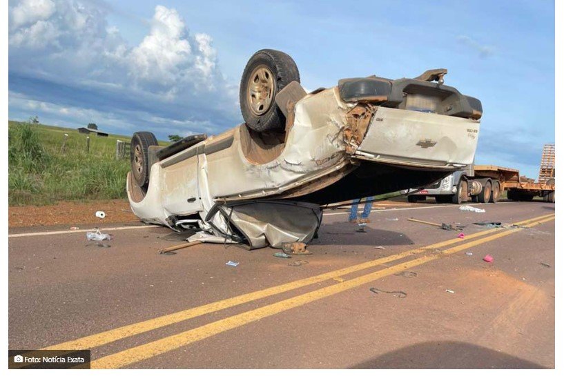 Criança e mulher são arremessadas de caminhonete após acidente na MT-320; veículo tem placas de Alta Floresta