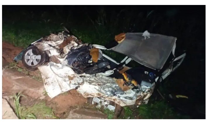 Carro é esmagado por carreta no trevo de Vera-MT na BR-163