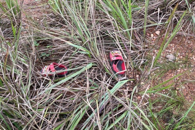 Populares de Colíder encontram chinelos do pequeno Davi, as margens da MT-320. (Vídeo)
