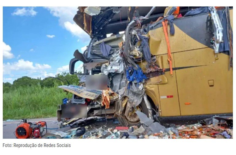 Oito pessoas morrem; sobe o número no acidente fatal entre ônibus e caminhão