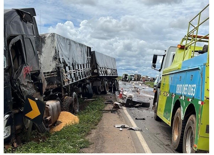 Duas carretas batem de frente na BR-163 em Sorriso