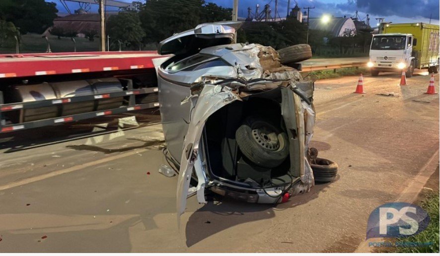 Carro é atingido na traseira por carreta e capota na BR-163 em Sorriso