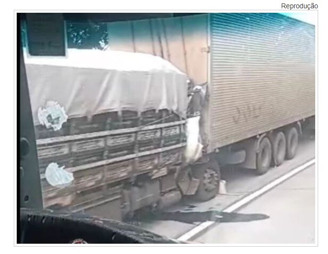 Motorista morre 'prensado' na cabine de caminhão depois de colidir com carreta; veja vídeo