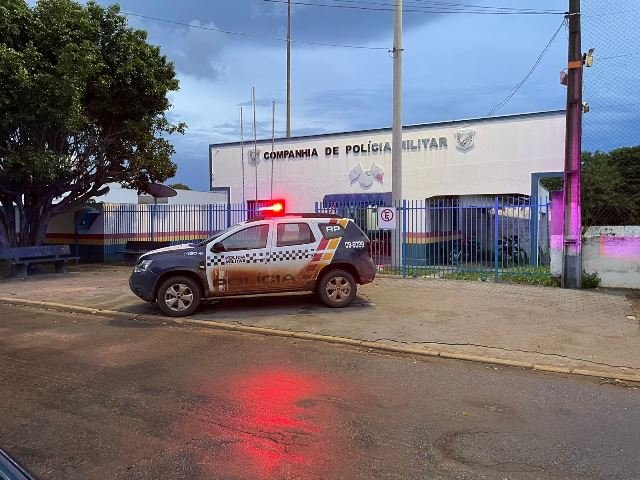 Mulher joga cerveja na cara de rival e a espanca dentro de viatura em Colíder.