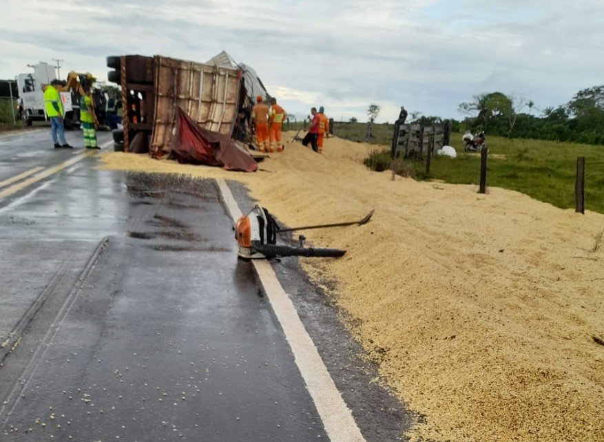 Carreta tomba após atingir buraco em asfalto em Colíder MT
