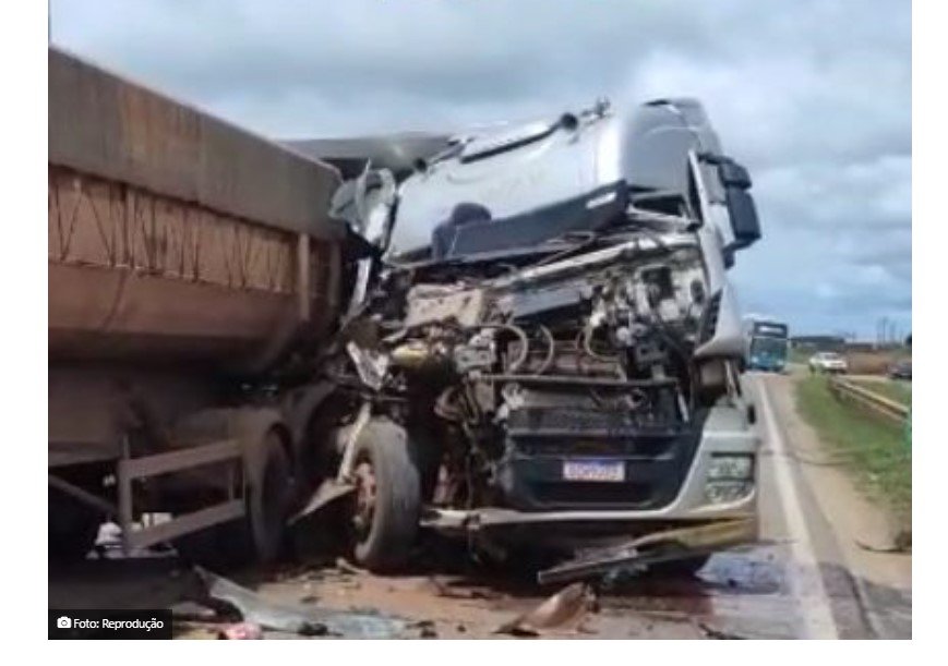 Acidente envolve 3 veículos de carga na BR-163 em Nova Mutum