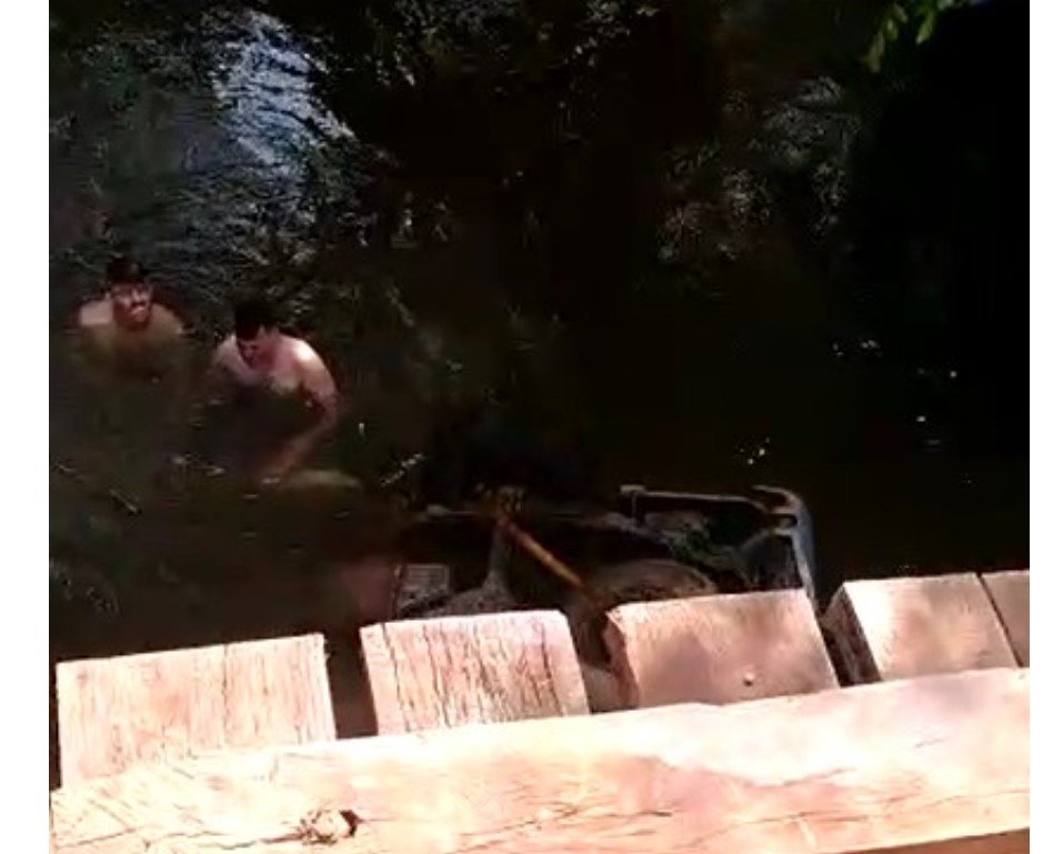Condutor de S10, irmão de jornalista morre ao cair com veículo em córrego em Barra do Garças; bombeiros fazem resgate