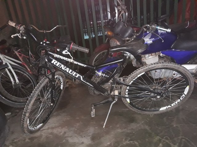 Policiais de Colíder localizam bicicleta da marca Renault abandonada em matagal. (Fotos)