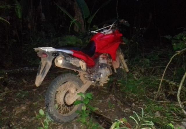 Pm de Canaã detém dois suspeitos com moto Roubada em Colíder.