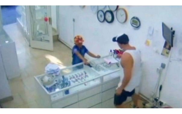 Menino de 9 anos tenta assaltar joalheria com arma de brinquedo