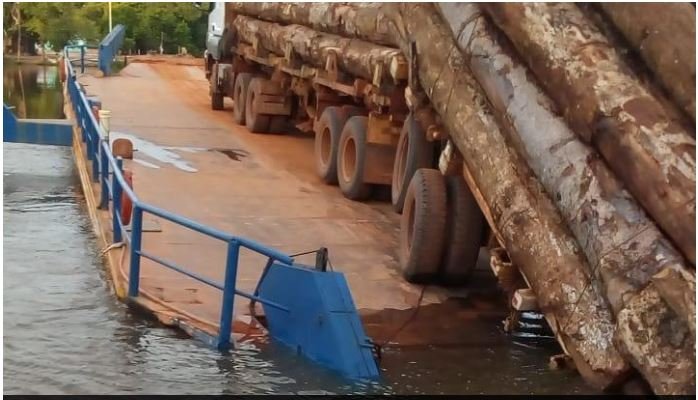 Balsa transportando carreta carregado com madeira afunda no Rio Arinos (Vídeo)