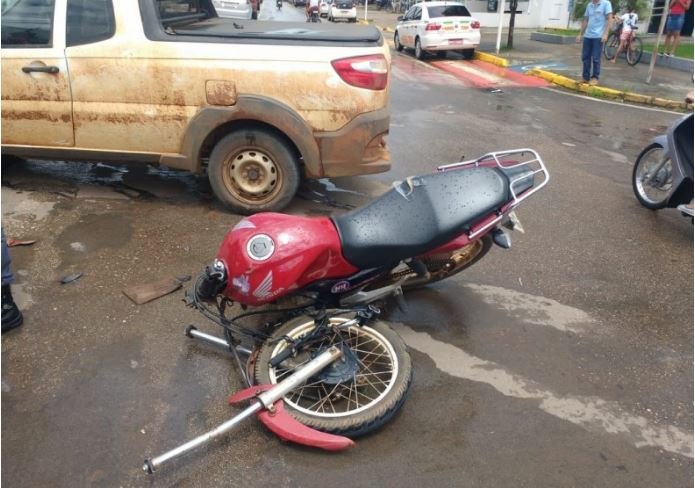 Motocicleta tem roda dianteira arrancada ao colidir com picape em cruzamento. (Fotos)
