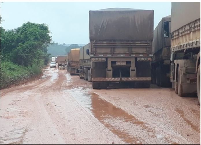Mais de 3 mil caminhões estão atolados na BR-163 no PA