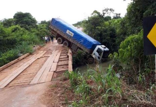 Caminhão fica pendurado em ponte após acidente. (Fotos)