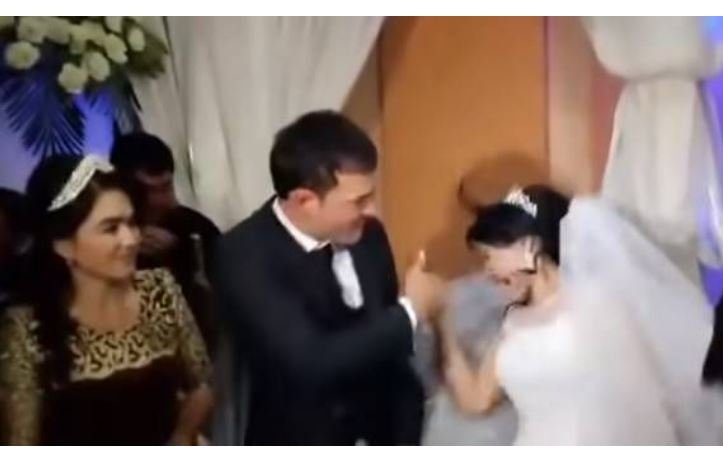 Noiva é agredida por noivo após brincar com bolo de casamento. (Vídeo)