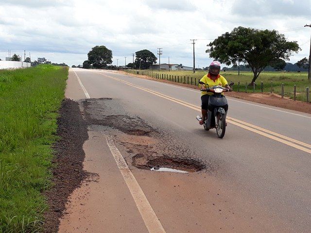 Três anos depois da MT-320 ser totalmente refeita os buracos na pista tira a paz dos motoristas. (Vídeo)