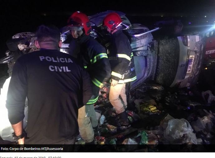 Duas pessoas morrem em acidente envolvendo dois carros