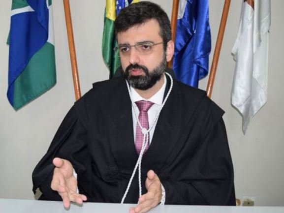 MT: ex-prefeito e servidores têm bens bloqueados por compra de combustível para ônibus sem rodas
