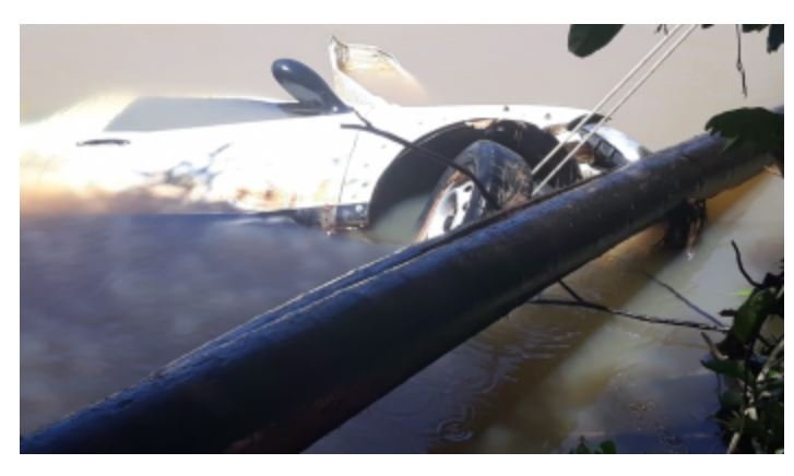 Motorista consegue se salvar após veículo cair em rio