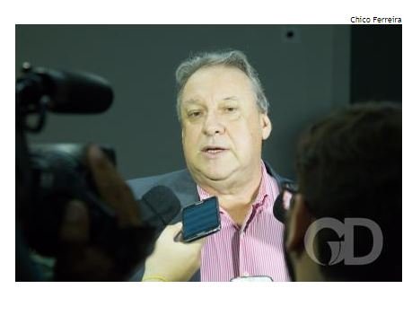 Justiça bloqueia contas, mas mantém Romoaldo na AL