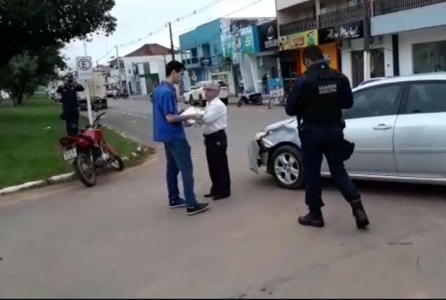 Motociclista abalroa em carro próximo a Caixa Econômica de Colíder. (Vídeo)