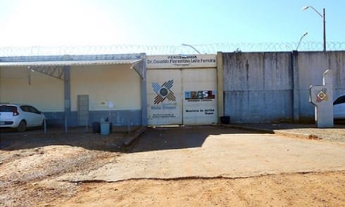 Mulheres brigam em frente a unidade prisional no Nortão