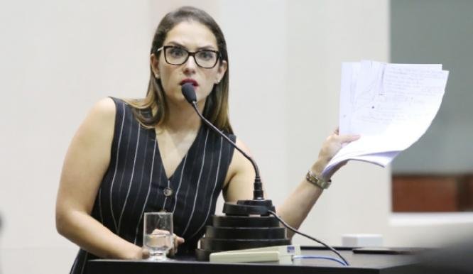 Em bate-boca, Wilson lança para Janaína Riva desafio para renúncia de mandatos