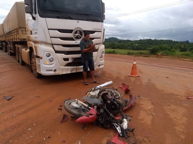 COLÍDER: Motociclista colide violentamente com carreta estado é gravissimo. (Vídeo)