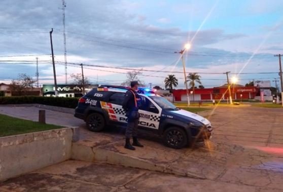 Homem invade casa da ex-namorada e ameaça atirar na cabeça de mulher que é salva pela PM
