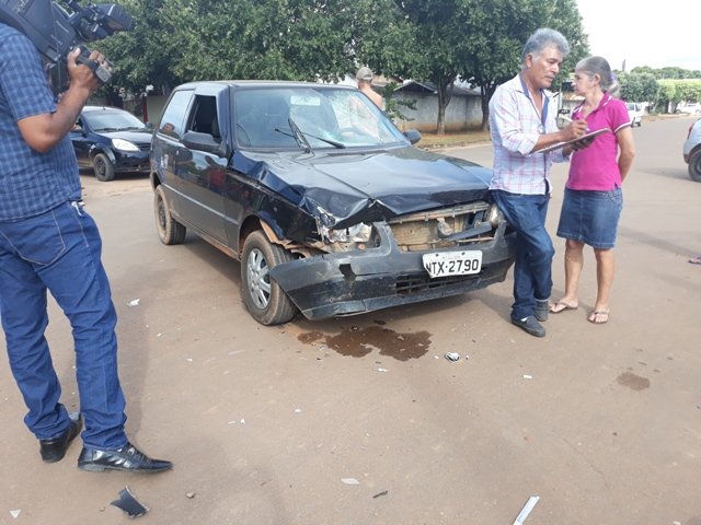 EM COLÍDER: Motociclista colide na lateral de um veiculo no Bairro Nsª da Guia. (Vídeos)